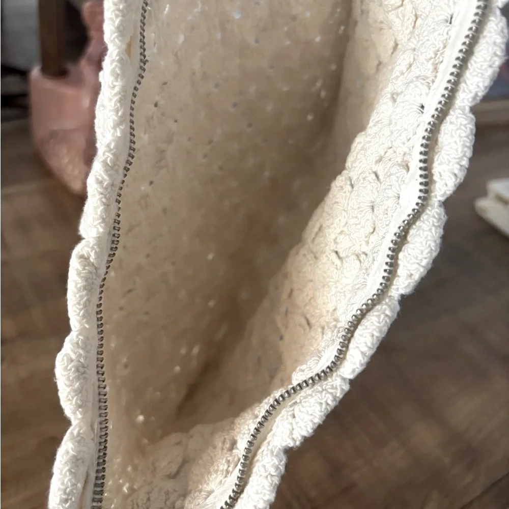 Scalloped Makeup Bag | Clutch. EUC 10”x7” Zippered | Ivory | Neutral